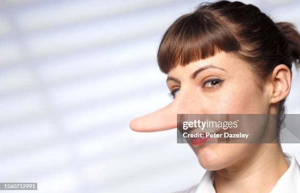 woman with long nose - speaking with forked tongue expressão inglesa imagens e fotografias de stock