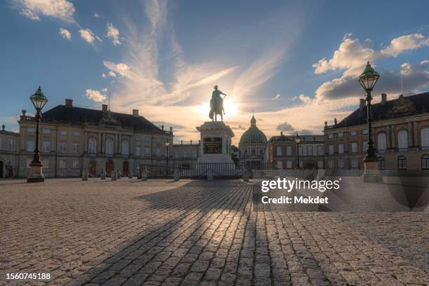 amalienborg square and frederik's church at dawn in copenhagen, denmark - palácio de amalienborg - fotografias e filmes do acervo