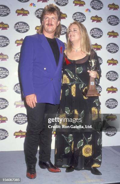 Musician Joe Diffie and Musician Mary Chapin Carpenter attend the 28th Annual Academy of Country Music Awards on May 11, 1993 at Universal...