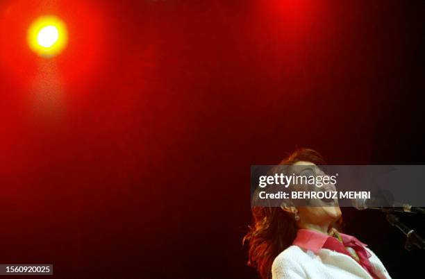 Lebanese singer Magida al-Roumi performs in downtown Beirut's landmark Martyrs Square, late 13 April 2005, as part of national unity celebrations to...