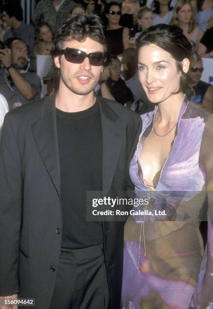 Actors Steven Roy and Carrie-Ann Moss attend the Ninth Annual MTV Movie Awards on June 3, 2000 at Sony Pictures Studios in Culver City, California.