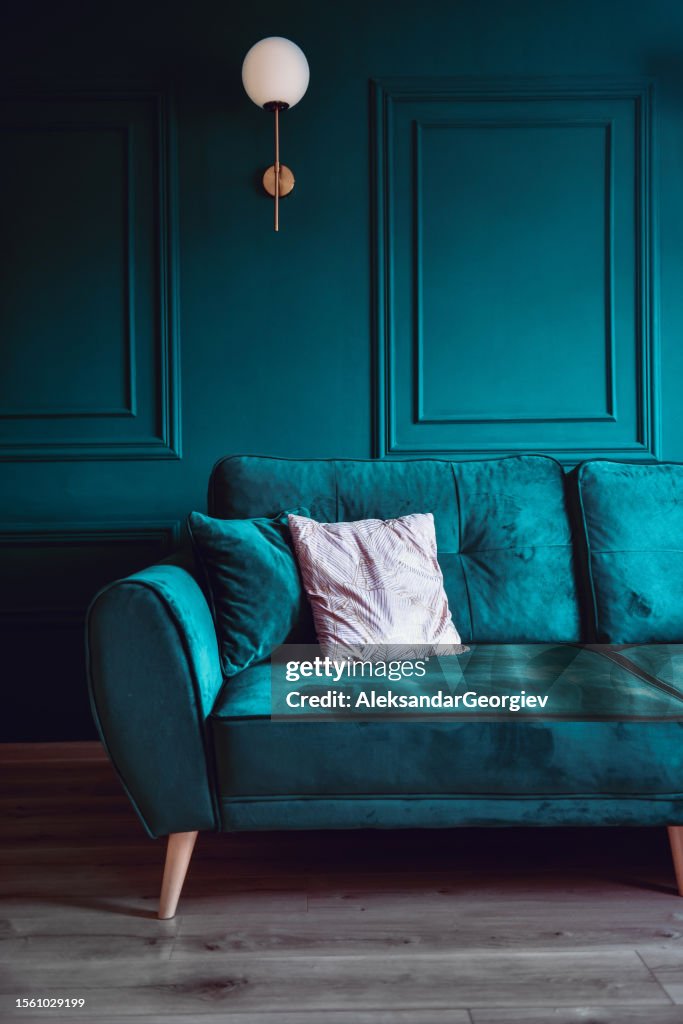 Blaues Wohnzimmer im Vintage-Stil mit Sofa