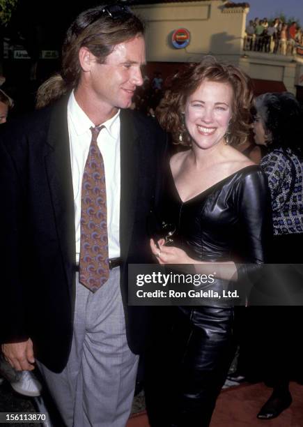 Actress Catherine O'Hara and husband Bo Welch attend the 'Batman' Westwood Premiere on June 19, 1989 at Mann Bruin Theatre in Westwood, California.