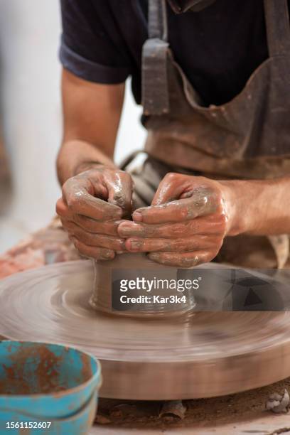 keramiker, die mit ton auf einer rustikalen drechselbank arbeiten, handwerkliche arbeit mit ton, handgefertigte keramik aus brasilien - cozinha stock-fotos und bilder