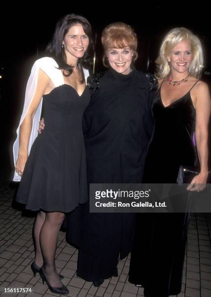 Actress Lee Meriwether and daughters Lesley Aletter and Kyle Aletter...  Foto di attualità - Getty Images