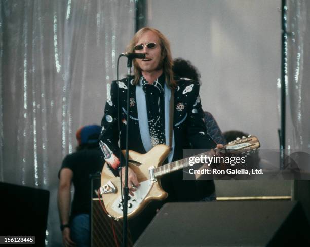 Tom Perry Tom Petty File Photos and Premium High Res Pictures - Getty Images