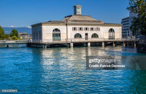 pont de la machine and former pumping station, geneva, switzerland - wasserpumpanlage stock-fotos und bilder