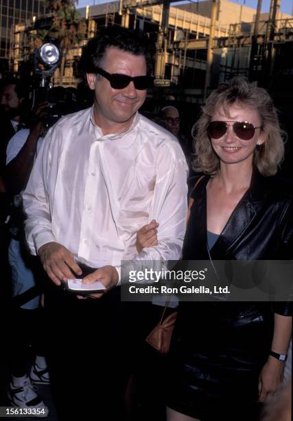 Actor John Larroquette and wife Elizabeth Cookson attending the premiere of 'When Harry Met Sally' on July 13, 1989 at the Academy Theater in Beverly...