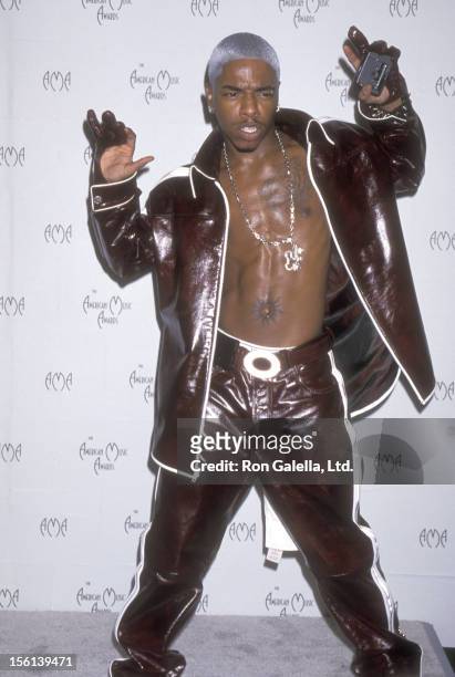 Singer Sisqo attends the 27th Annual American Music Awards on January 17, 2000 at Shrine Auditorium in Los Angeles, California.