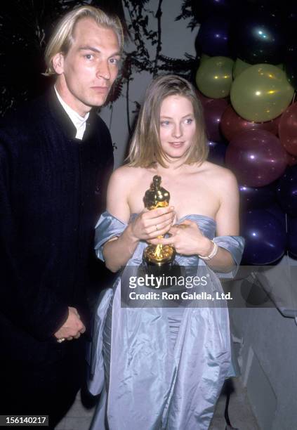 Actors Julian Sands and Jodie Foster attends the 61st Annual Academy Awards After Party on March 29, 1989 at Spago in West Hollywood, California.