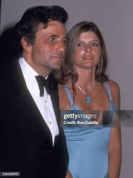 Actors Peter Falk and Katherine Ross attend 47th Annual Academy Awards on April 8, 1975 at the Dorothy Chandler Pavilion in Los Angeles, California.