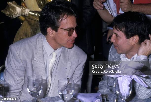 Actor Warren Beatty and musician Paul Simon attend the Mike Tyson vs. Michael Spinks Heavyweight Championship Boxing Match on June 27, 1988 at the...