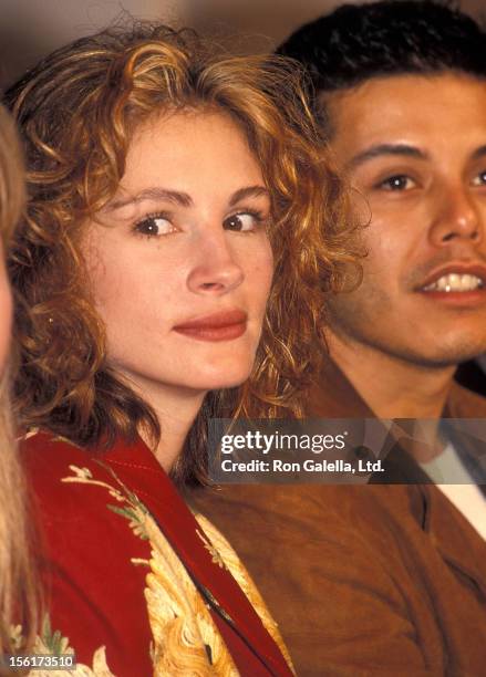 Actress Julia Roberts attends the Fall 1994 Fashion Week: Richard Tyler Fashion Show on April 13, 1994 at Bryant Park in New York City.