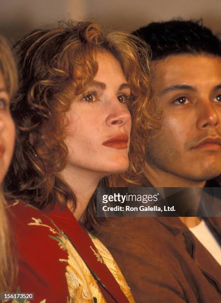 Actress Julia Roberts attends the Fall 1994 Fashion Week: Richard Tyler Fashion Show on April 13, 1994 at Bryant Park in New York City.