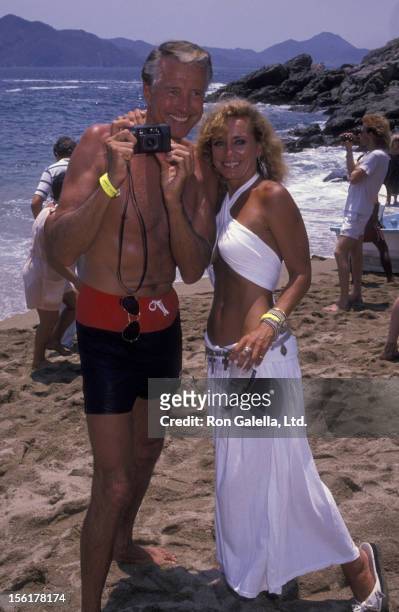 Actor Lyle Waggoner and wife Sharon Kennedy attend Las Hadas Celebrity Sports Invitational on May 11, 1990 in Manzillo, Mexico.