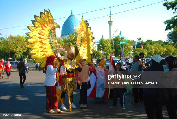 a man wears a dress resembling the state symbol garuda pancasila at an indonesian independence celebration.
17 agustus 45. - garuda pancasila stock pictures, royalty-free photos & images