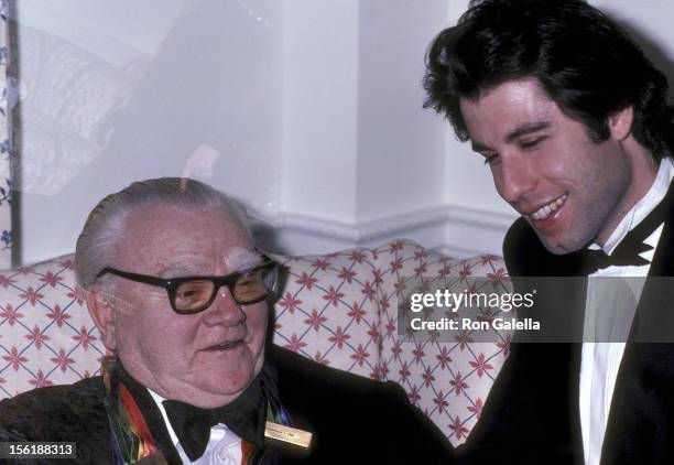 Actor James Cagney and actor John Travolta pose for photographs on December 7, 1980 at James Cagney's suite at The Fairfax Hotel in Washington, DC.