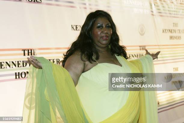 Singer Aretha Franklin poses as she arrives at the Kennedy Center Honors gala at the Kennedy Center in Washington 02 December 2007. US pianist Leon...