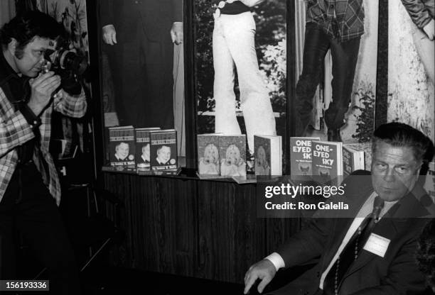 Photographer Ron Galella and union leader Jimmy Hoffa attends American Booksellers Association Convention on June 2, 1974 in Washington, D.C.