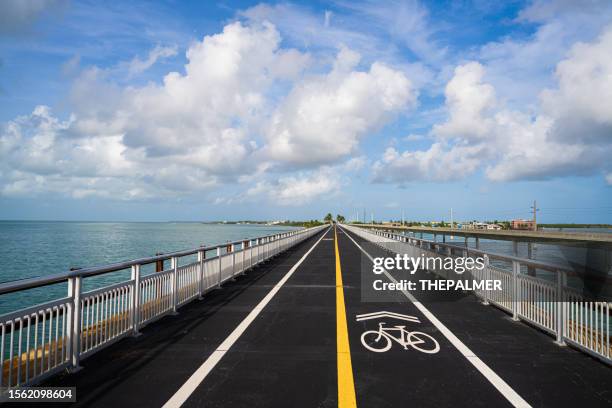 walking on the old bridge in marathon key - marathon florida stockfoto's en -beelden