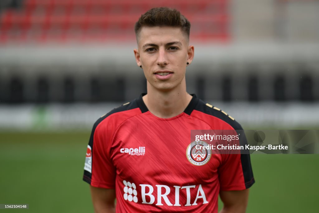 Nick Baetzner of SV Wehen Wiesbaden poses during the team... Foto