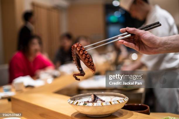 omakase - bar à sushis photos et images de collection