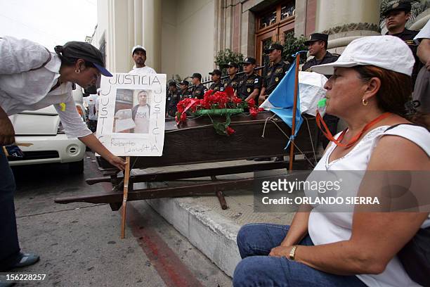 Cuentahabientes del desaparecido Banco del Comercio colocan un ataud con la foto del ahorrista Roberto Lemus -quien se suicido el pasado mes de...