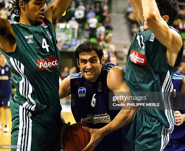 Berlin's Jovo Stanojevic vies with Villeurbanne' David Frigout and Jonathan Aka, 05 November 2003 at Astroballe in Villeurbanne during their...