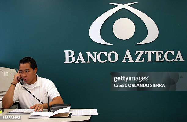 Mynor Yuman, ejecutivo de Banco Azteca, atiende una de las sucursales bancarias en el centro historico de Ciudad de Guatemala, el 20 de mayo de 2007....