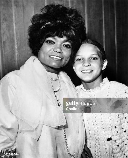 Unlocated picture released on June 28, 1973 of US singer and actress Eartha Kitt posing with her daughter Kitt Mcdonald.