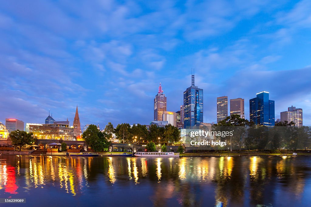 Melbourne die Skyline der Stadt und den Yarra River in der Abenddämmerung