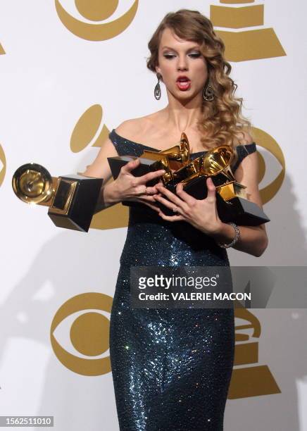 Taylor Swift drops one of her awards during the 52nd annual Grammy Awards in Los Angeles, California on January 31, 2010. AFP PHOTO / VALERIE MACON