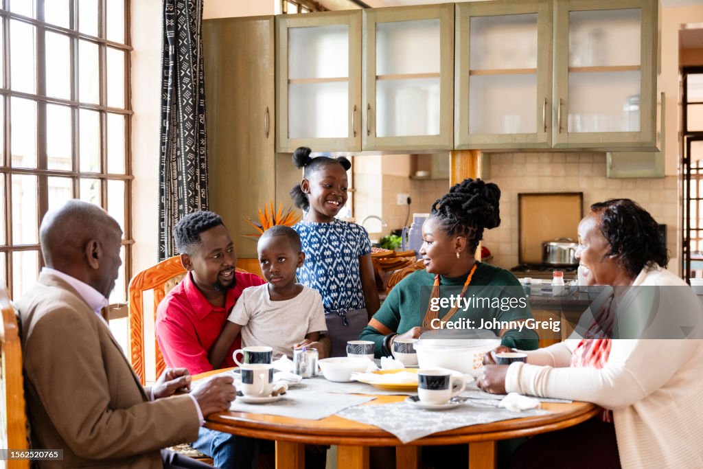 Une famille de Nairobi savoure le thé, le chapatti et la conversation