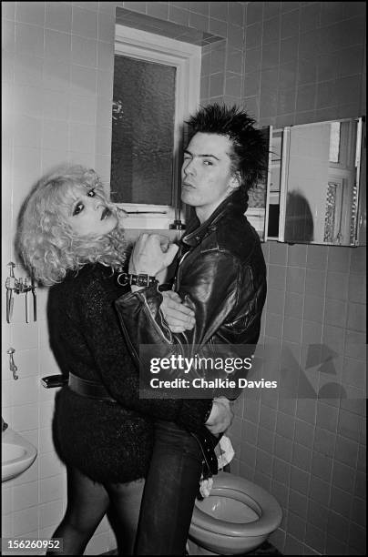 Sex Pistols bassist Sid Vicious and his girlfriend Nancy Spungen in the bathroom at the Cricklewood home of photographer Chalkie Davies, London, 1978.