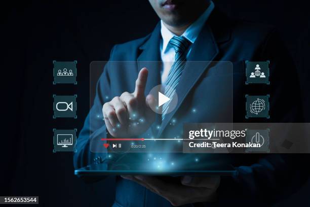 digital learning tutorial,watching video on internet for creative education - tutorial stockfoto's en -beelden