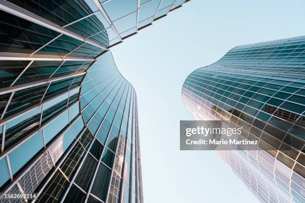 looking up view of futuristic building - buildings looking up stockfoto's en -beelden