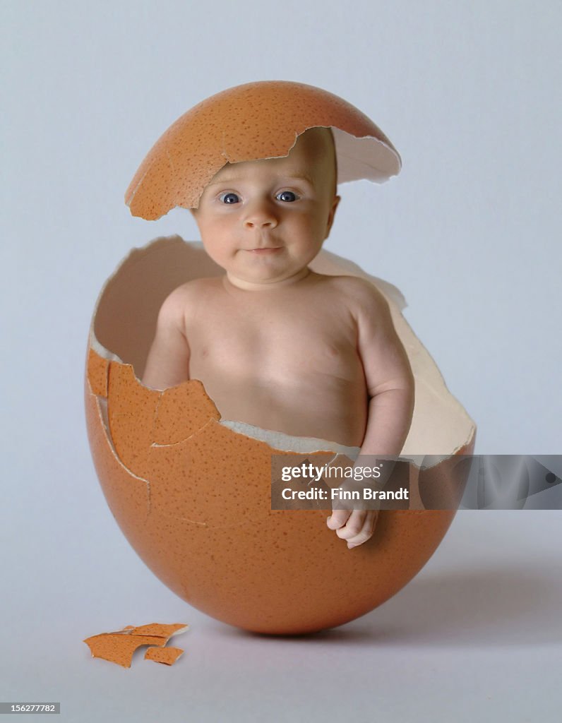 Menschliche Baby knacken aus Ei
