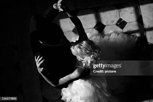 wedding couple dancing, black and white - black and white couple stock pictures, royalty-free photos & images