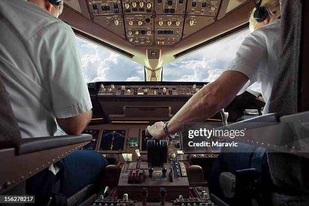 cabina de piloto - aterrizar fotografías e imágenes de stock