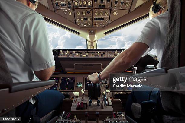 aircraft cockpit - aerospace stockfoto's en -beelden