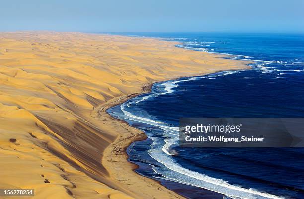 high dunes du désert du namib et l'océan atlantique - désert du namib photos et images de collection