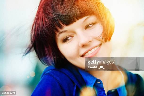 couleur portrait d'une charmante jeune fille rire - femme frange photos et images de collection