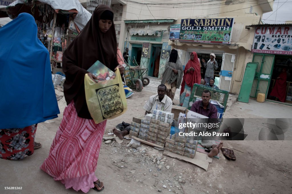 Changing Somaliland shilling in the street