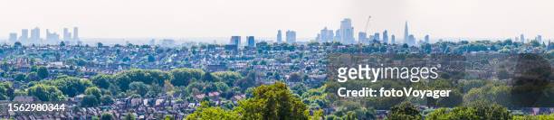 超高層ビルの街並みに向かう郊外の家の空撮パノラマビュー ロンドン - ドッグランズ ストックフォトと画像
