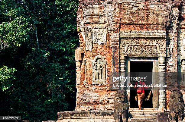 woman exploring temple - cambodia fotograf�ías e imágenes de stock