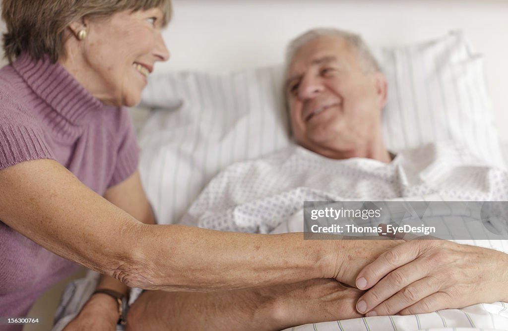 Senior doente na cama do Hospital