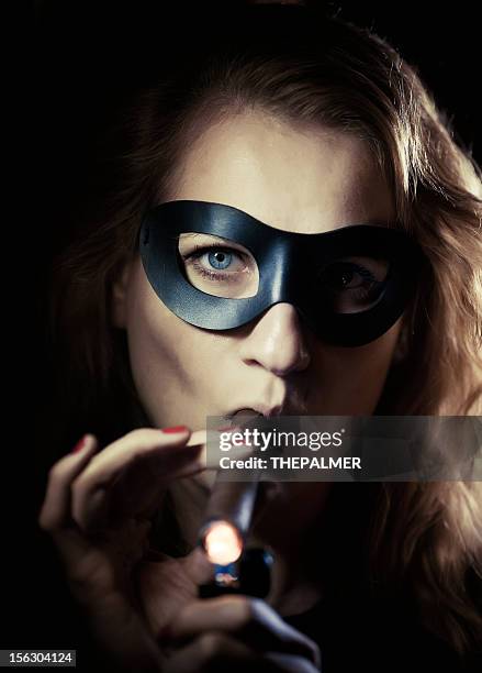 weibliche superheld das rauchen in the dark - fetischmaske stock-fotos und bilder