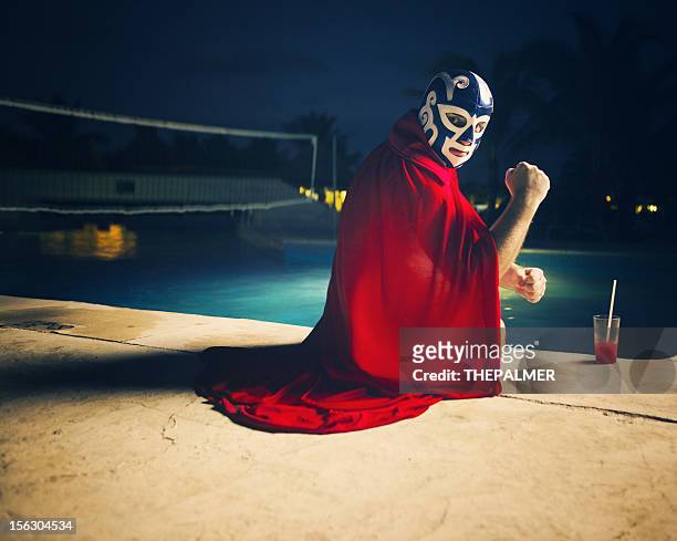 mexicaine luchador au bord de la piscine - catch mexicain photos et images de collection