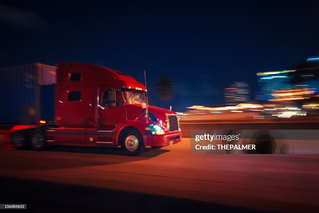 Semi-truck bei Nacht
