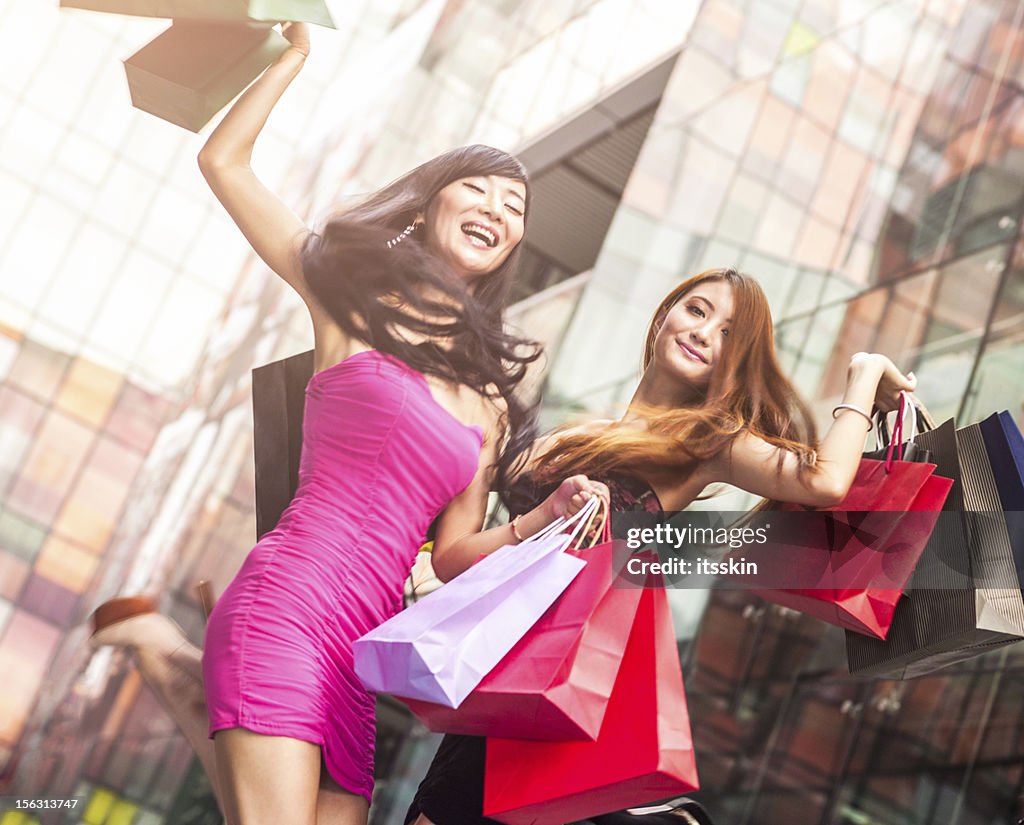 Due ragazze asiatiche shopping